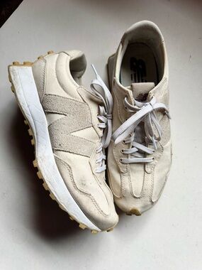 New Balance 327 Sneakers Size 9